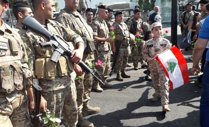 المعتصمون وزعوا الورود على الجيش في عين الرمانة