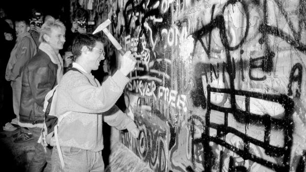 التايمز: ذكرى سقوط جدار برلين.. انتكاسة؟