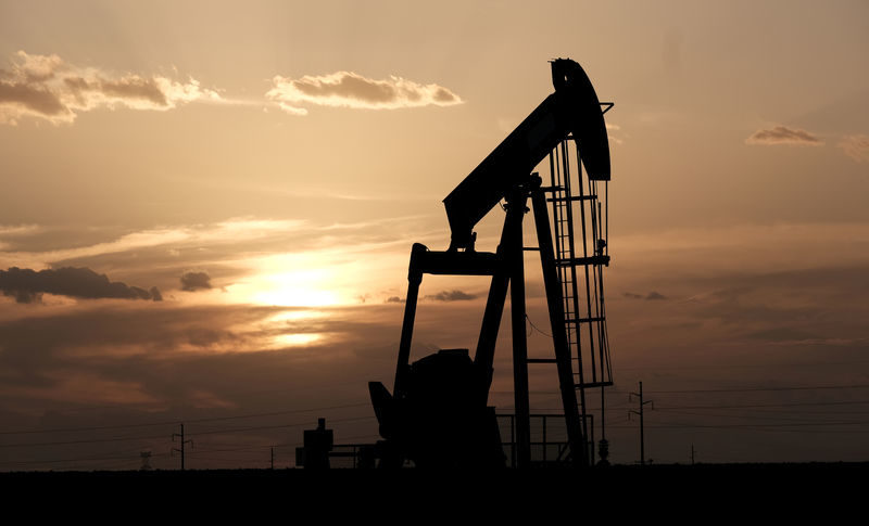 أسعار النفط تصعد بفضل بيانات صينية وتوتر في الخليج
