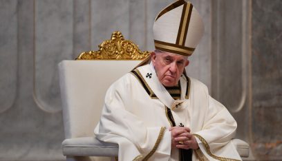لأول مرة.. البابا يصلي وحيداً في العيد