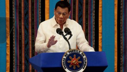 رئيس الفلبين ينسحب من الحياة السياسية ويمهد الطريق لابنته