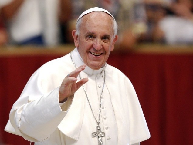 البابا فرنسيس يحضر القداس عشية عيد القيامة دون أن يترأسه