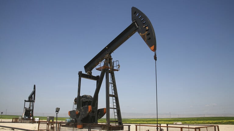 النفط يرتفع مع قفزة في الطلب على الوقود