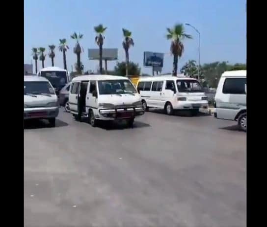 بالفيديو: قطع طريق المطار بواسطة الفانات