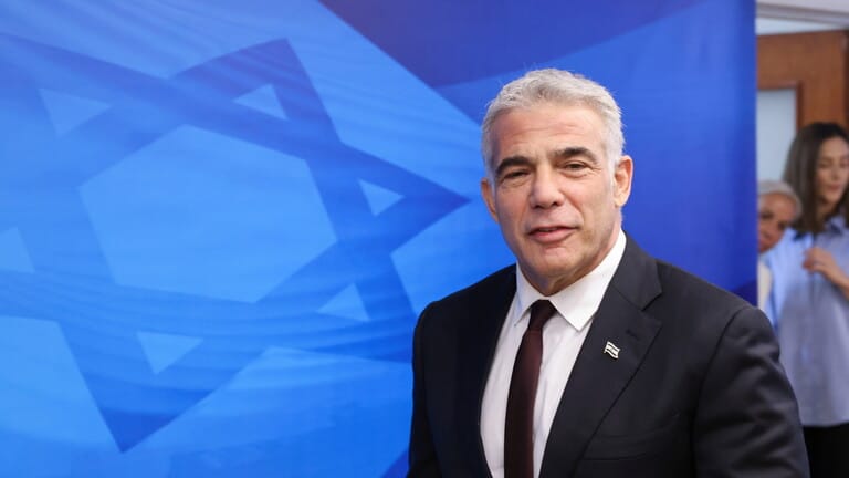 زعيم المعارضة الإسرائيلية يائير لابيد: على بيني غانتس أن يعلن الليلة استقالته من “أسوأ حكومة” في تاريخ البلاد