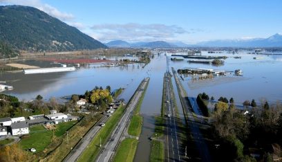 مقتل 4 أشخاص غربي كندا جراء الفيضانات