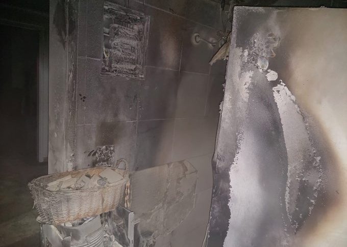 إهماد حريق داخل شقة في الحدت