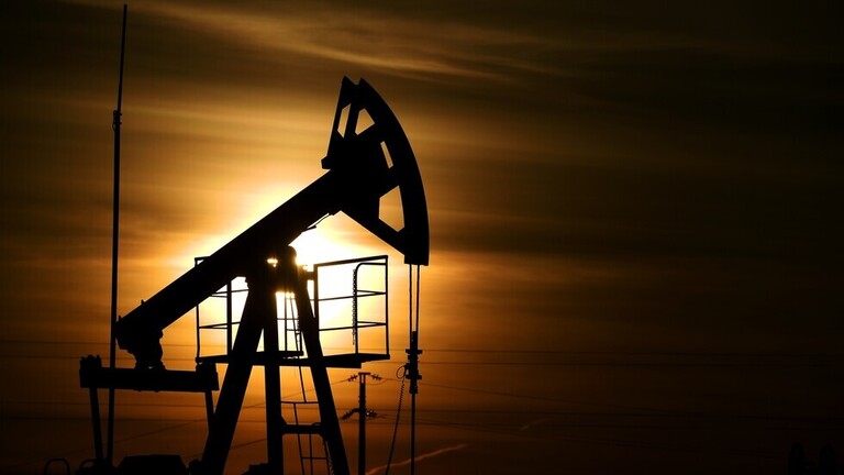 انخفاض أسعار النفط بعد ارتفاعها إلى أعلى مستوى