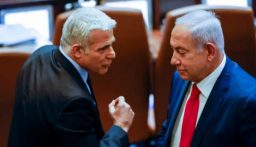 زعيم المعارضة الإسرائيلية يائير لابيد: قرار غانتس وآيزنكوت الخروج من الحكومة الفاشلة مهم وصائب