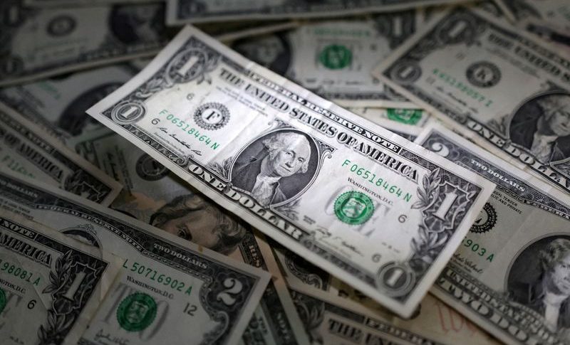 الدولار قرب أعلى مستوى في شهر