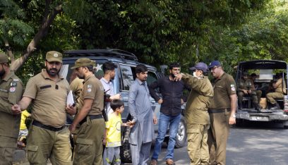 الشرطة الباكستانية تحاصر منزل عمران خان