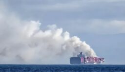 بالفيديو- مشاهد استهداف سفينة “Transworld Navigator” في البحرِ الأحمر   بزورق “طوفان المدمر”…نصرة لغزة