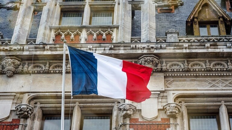فتح صناديق الاقتراع في الانتخابات العامة المبكرة في فرنسا