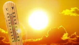 الحرارة فوق معدلاتها بـ 10 درجات… وتحذير من التعرض لأشعة الشمس
