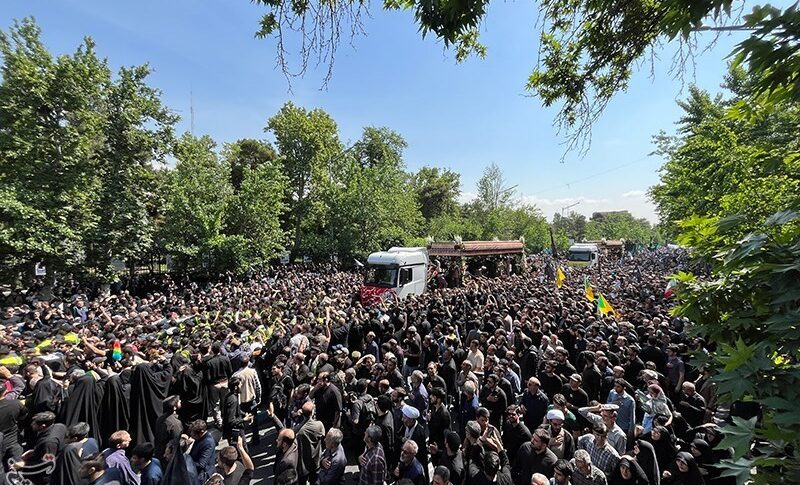 وصول جثامين الرئيس الايراني ورفاقه الى ساحة آزادي