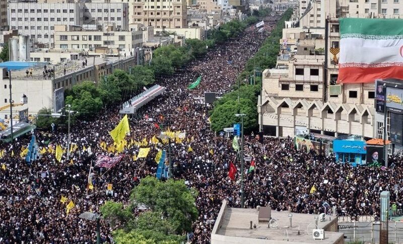 إيران: حشود مليونية في مدينة مشهد لتشييع جثمان الرئيس إبراهيم رئيسي