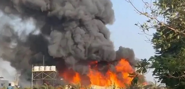 بالفيديو: النار تبتلع مدينة ملاهي وتقتل 20 شخصًا في الهند