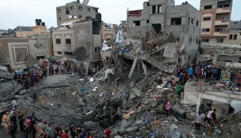الاحتلال يكثف غاراته على قطاع غزة مخلفا شهداء وجرحى
