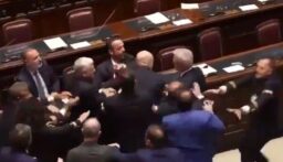 إيطاليا.. فوضى كبيرة وعراك داخل البرلمان (فيديو)