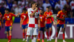 أول تعليق لمودريتش بعد سقوط كرواتيا بثلاثية أمام إسبانيا