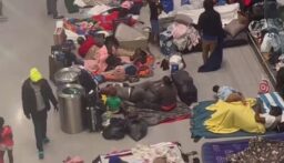 اميركا.. أكثر من مئة مهاجر ينامون على أرض مطار بوسطن!