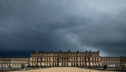 إخلاء قصر فرساي عقب نشوب حريق…لا إصابات أو أضرار في المجموعات التراثية
