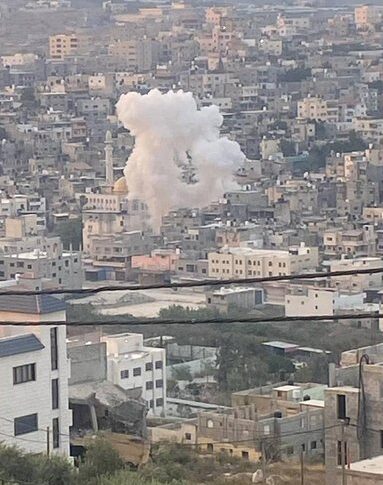 انفجار لغم بمركبة عسكرية إسرائيلية مدرعة من نوع “بانتير” في مخيم نور شمس بطولكرم في الضفة الغربية (الجزيرة)
