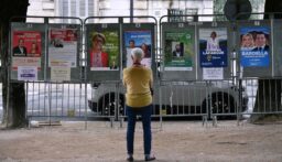 “الغارديان”: كيف انقلب الناخبون في فرنسا وبريطانيا على قادتهم؟