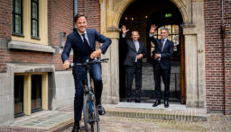 رئيس وزراء هولندا يغادر منصبه على دراجة هوائية!