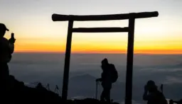رسوم جديدة على متسلقي جبل فوجي في اليابان